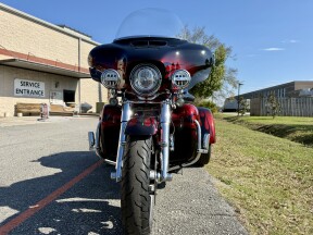 2022 Harley-Davidson® CVO™ Tri Glide® FLHTCUTGSE thumb 2
