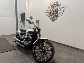 2024 Harley-Davidson® Breakout® 117 White Onyx Pearl thumb 3