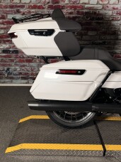 Harley-Davidson® Street Glide Limited 2026 FLHXL WHITE ONYX PRL W/ PINSTRIPE thumb 0