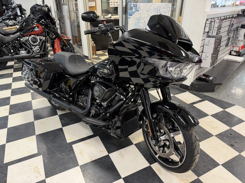 2025 Harley-Davidson® Road Glide® Vivid Black - Black Finish