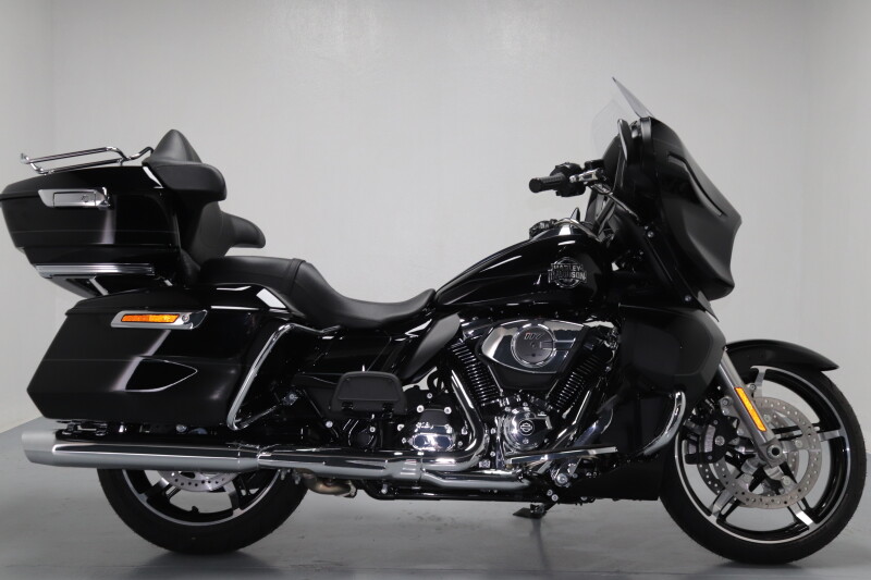 2025 Harley-Davidson® Street Glide™ Ultra Vivid Black
