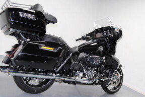 2025 Harley-Davidson® Street Glide™ Ultra Vivid Black thumb 3