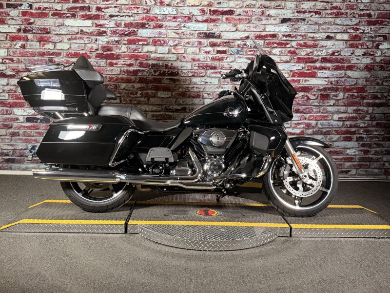 Harley-Davidson® Street Glide™ Ultra 2025 FLHXU VIVID BLACK