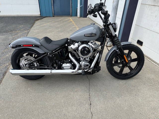 2026 Harley-Davidson® Street Bob® Dark Billiard Gray Chrome Cast Wheels