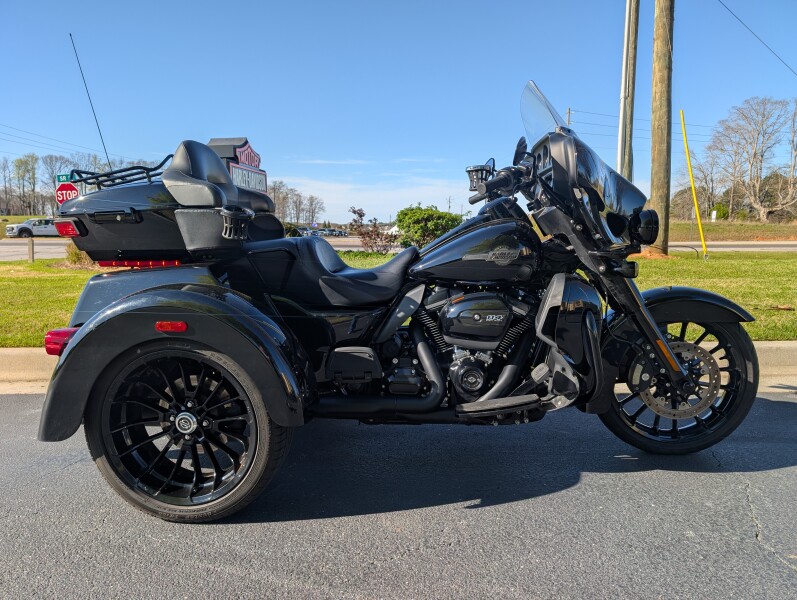 2025 Harley-Davidson® Tri Glide® Ultra Vivid Black - Black Finish
