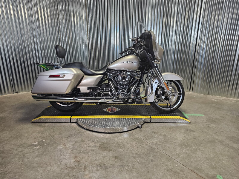 2018 Harley-Davidson® Street Glide® Silver Fortune