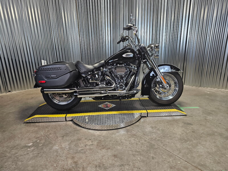2023 Harley-Davidson® Heritage Classic Vivid Black - Black Finish