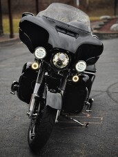 2023 Harley-Davidson® Ultra Limited Vivid Black thumb 2
