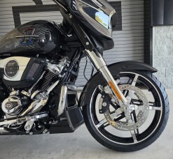 2026 Harley-Davidson® Street Glide® thumb 2