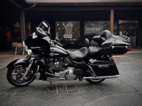 2023 Harley-Davidson® Ultra Limited Vivid Black thumb 3