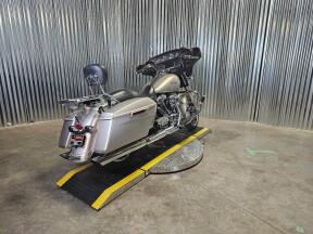 2018 Harley-Davidson® Street Glide® Silver Fortune thumb 2