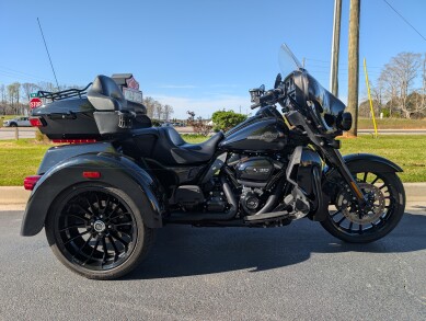 2025 Harley-Davidson® Tri Glide® Ultra Vivid Black - Black Finish