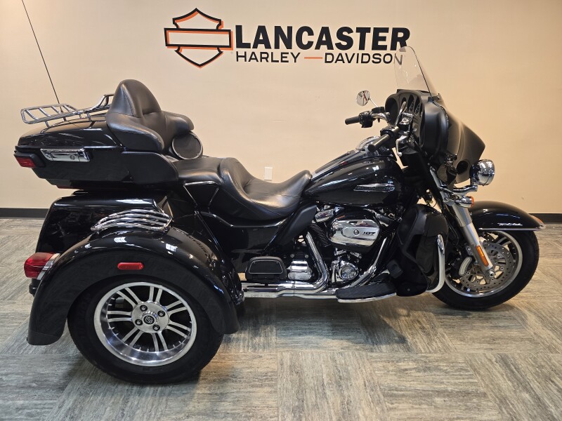 2018 Harley-Davidson® Tri Glide® Ultra Black Tempest  FLHTCUTG