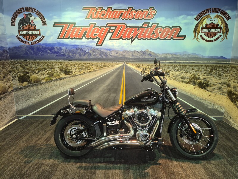 2026 Harley-Davidson® Street Bob® Vivid Black Chrome Laced Wheels