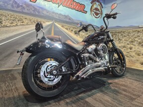 2026 Harley-Davidson® Street Bob® Vivid Black Chrome Laced Wheels thumb 2