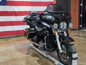 Harley-Davidson® Ultra Limited 2017 FLHTK BLACK QUARTZ W/PINSTRIPE thumb 2