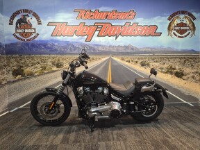 2026 Harley-Davidson® Street Bob® Vivid Black Chrome Laced Wheels thumb 0