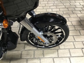 2024 Harley-Davidson® Road Glide® 3 Vivid Black thumb 2
