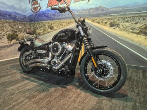 2026 Harley-Davidson® Street Bob® Vivid Black Chrome Laced Wheels thumb 3
