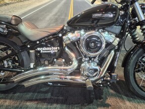 2026 Harley-Davidson® Street Bob® Vivid Black Chrome Laced Wheels thumb 1