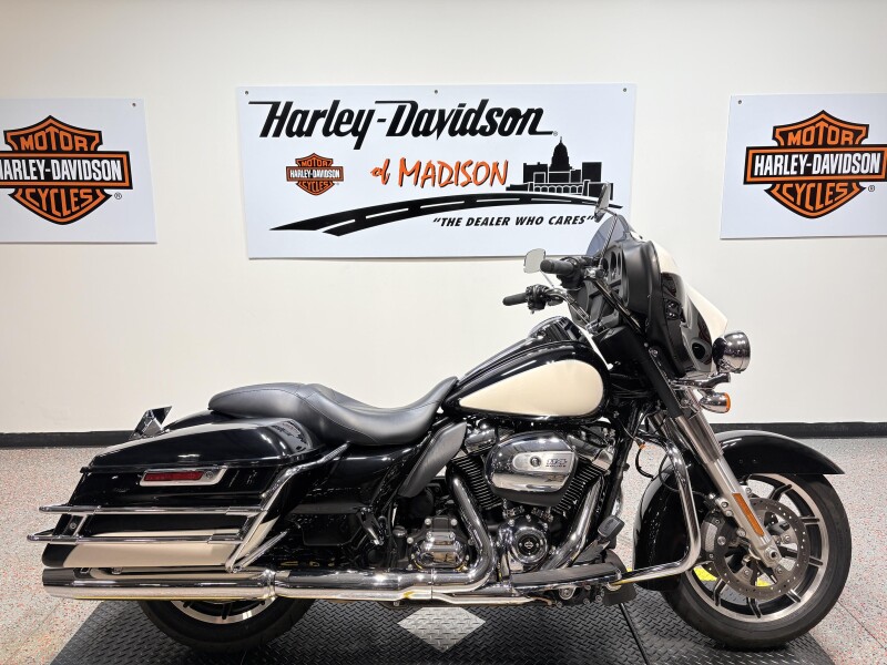 2022. Harley-Davidson FLHTP Police BLK/WHT SLV W/ PINSTRIPE