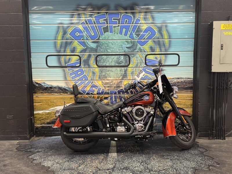 2025 Harley-Davidson<sup>®</sup> Heritage Classic Whiskey Fire / Vivid Black w/Laced Wheels