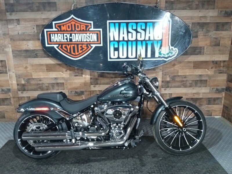 2026 Harley-Davidson® Breakout® Iron Horse Metallic Chrome Trim