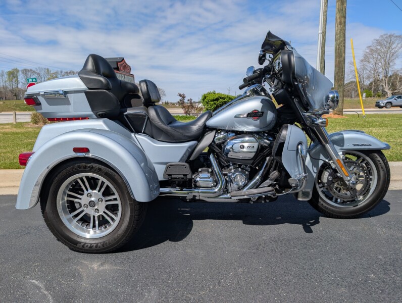 2023 Harley-Davidson® Tri Glide® Ultra Atlas Silver Metallic