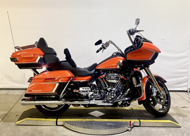 2022 CVO™ Road Glide™ Limited FLTRKSE