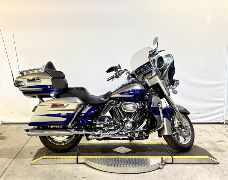 2017 CVO™ Limited FLHTKSE