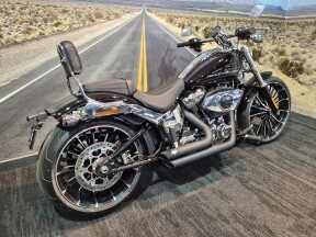 2026 Harley-Davidson® Breakout DEMO® Vivid Black Chrome Trim thumb 3