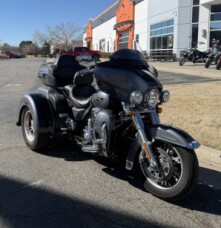 2022 Tri Glide™ Ultra FLHTCUTG thumb 2