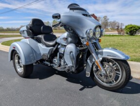 2023 Harley-Davidson® Tri Glide® Ultra Atlas Silver Metallic thumb 3