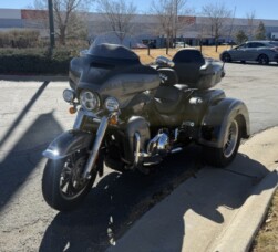 2022 Tri Glide™ Ultra FLHTCUTG thumb 0