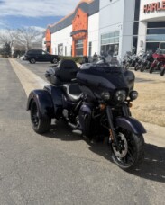 2025 Tri Glide™ Ultra FLHTCUTG thumb 2