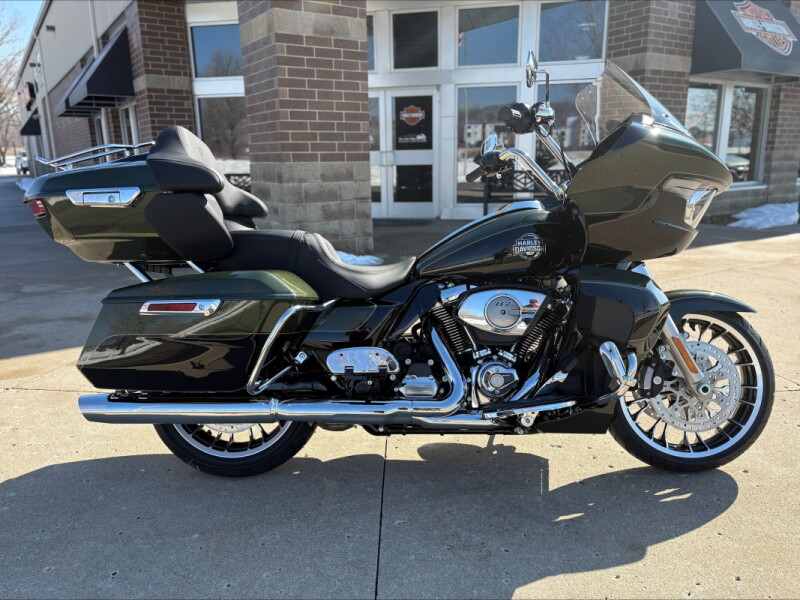 2026 Harley-Davidson® Road Glide Limited Olive Steel Metallic / Vivid Black Chrome Trim