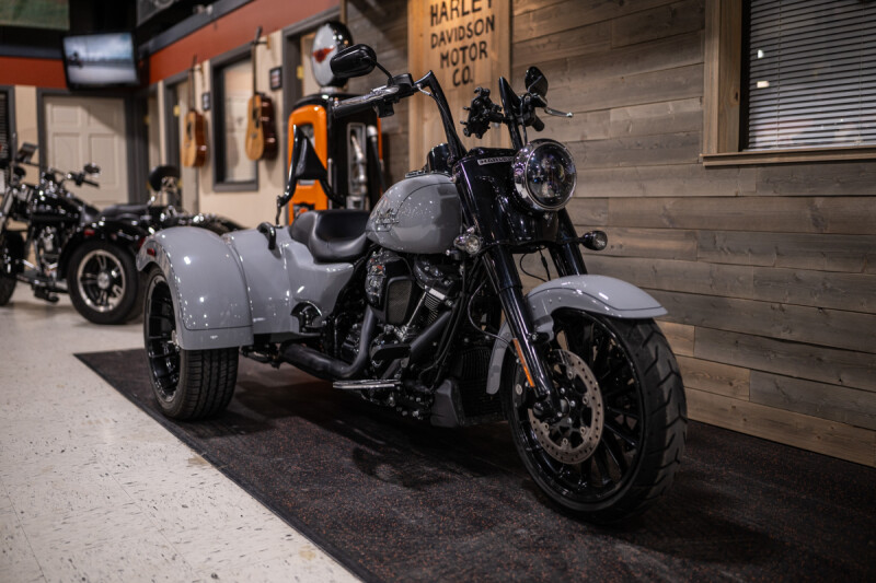 2025 Freewheeler® (FLRT)
