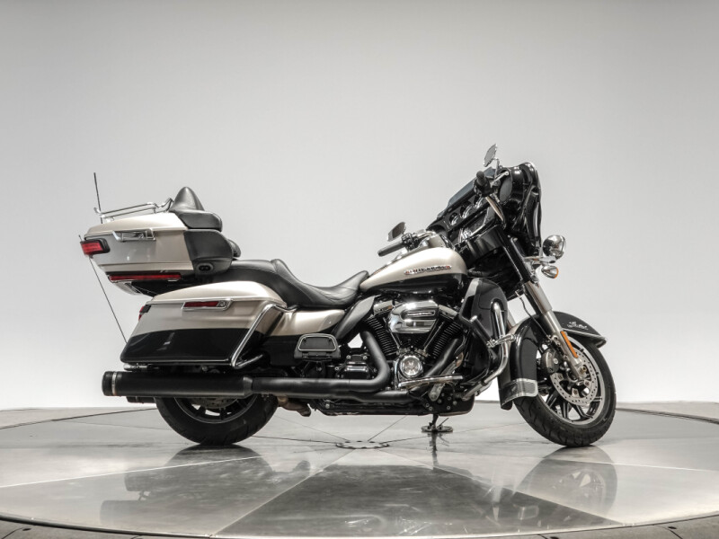2018 Harley-Davidson FLHTK Ultra Limited in Silver Fortune and Black Tempest with 8,166 miles