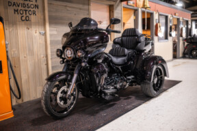 2021 CVO™ Tri Glide® (FLHTCUTGSE) thumb 2
