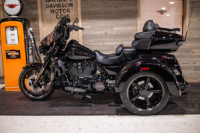 2021 CVO™ Tri Glide® (FLHTCUTGSE) thumb 1