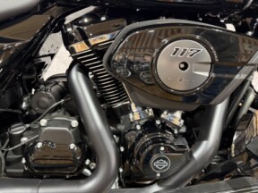 2026 Harley-Davidson® Road Glide® FLTRX 0034631817 Vivid Black thumb 2