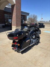 Harley-Davidson® Electra Glide® Ultra Limited 2011 FLHTK Vivid Black thumb 2