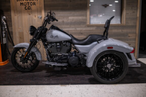2025 Freewheeler® (FLRT) thumb 1