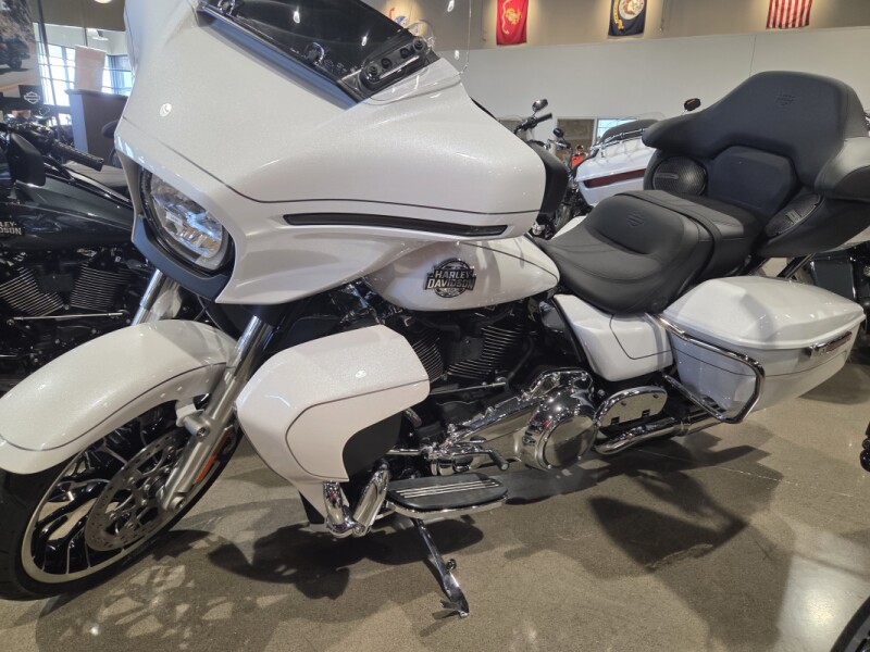 2026 Harley-Davidson® Street Glide Limited White Onyx Pearl Black Trim