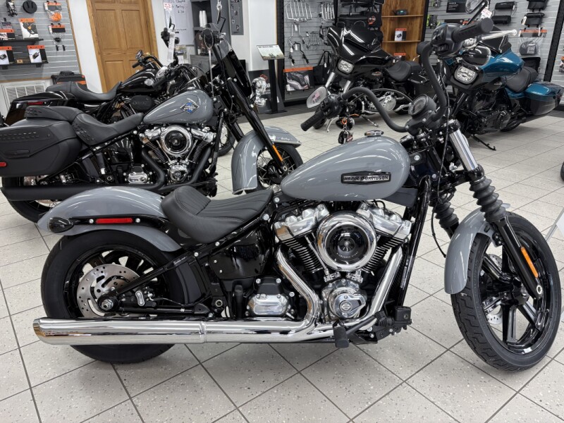 2026 Harley-Davidson® Street Bob® Dark Billiard Gray Chrome Cast Wheels