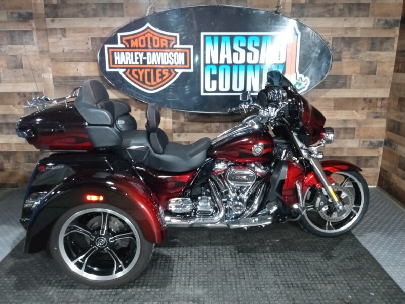 2022 Harley-Davidson® CVO™ Tri Glide® Dante’s Red Fade CPO