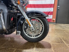 Harley-Davidson® Tri Glide® Ultra 2021 FLHTCUTG GAUNT GRY MET/VIV BK W/12 D thumb 2