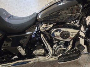 2026 Harley-Davidson® Street Glide® Enthusiast Collection Midnight Ember Chrome Trim thumb 3
