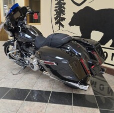 2026 Harley-Davidson® Street Glide® Enthusiast Collection Midnight Ember Chrome Trim thumb 2