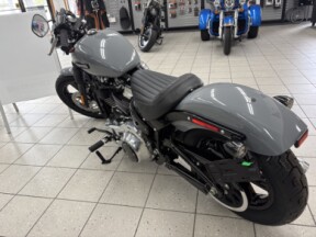 2026 Harley-Davidson® Street Bob® Dark Billiard Gray Chrome Cast Wheels thumb 2